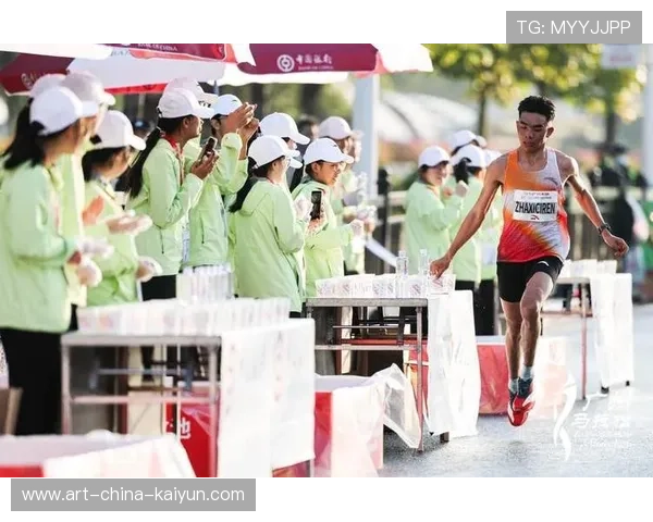 城市马拉松：两人携手冲线感动全场